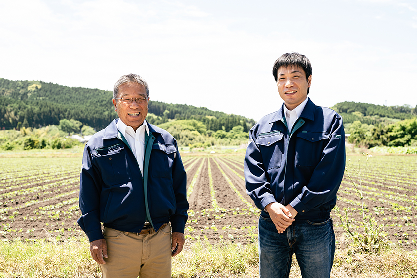 左から、四位農園代表取締役会長の四位廣文さん、同社長の四位栄介さん